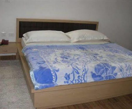 Sea Hawk Inn Bhimtal Bagian luar foto